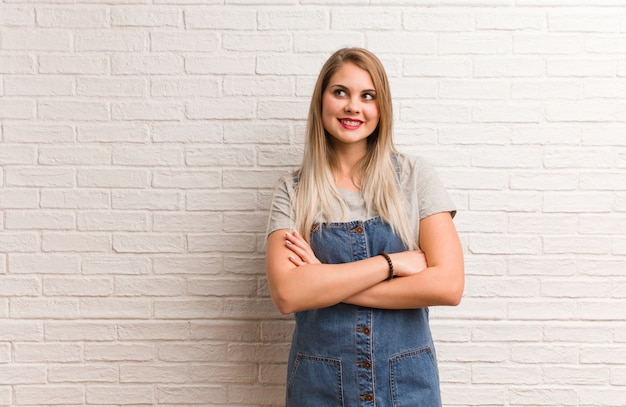 Jeune femme russe hipster souriant confiant et croisant les bras, levant