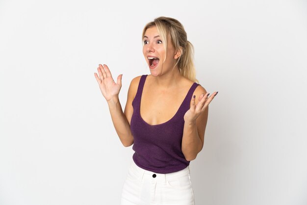 Jeune femme russe isolée sur blanc avec une expression faciale surprise