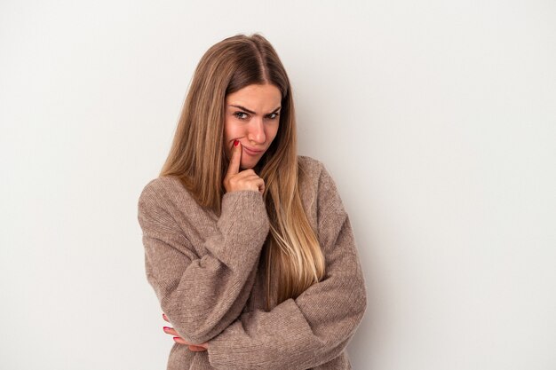 Jeune femme russe isolée sur fond blanc célébrant une victoire, une passion et un enthousiasme, une expression heureuse.