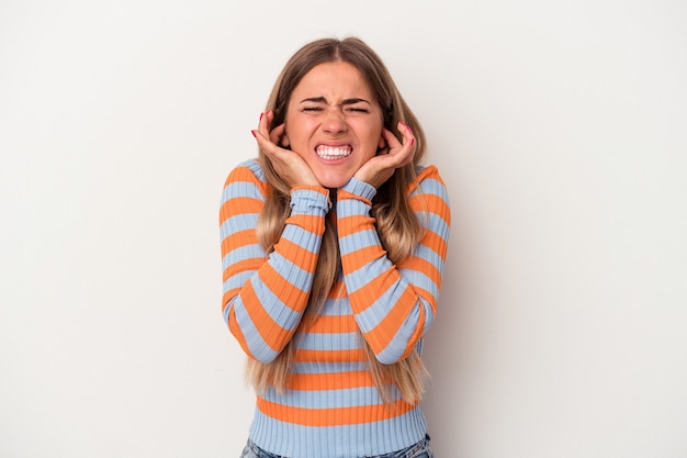 Jeune femme russe isolée sur fond blanc couvrant les oreilles avec les mains.