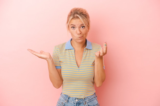 Jeune femme russe isolée sur fond rose montrant qu'elle n'a pas d'argent.