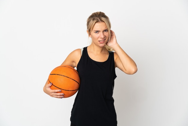 Jeune femme russe jouant au basket-ball isolé sur fond blanc ayant des doutes