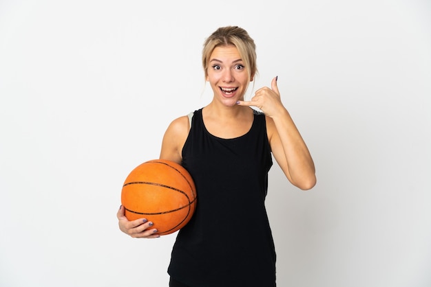 Jeune femme russe jouant au basket-ball isolé sur fond blanc faisant un geste de téléphone. Rappelle-moi signe