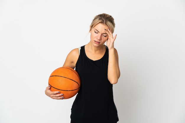 Jeune femme russe jouant au basket isolé sur fond blanc avec des maux de tête