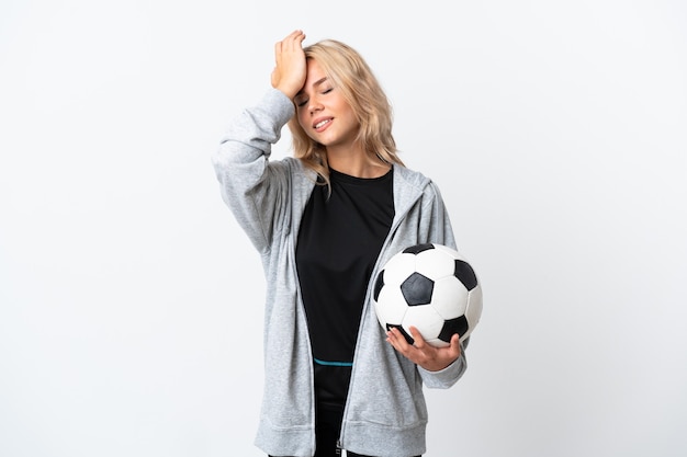 Jeune femme russe jouant au football isolé sur blanc a réalisé quelque chose et a l'intention de la solution