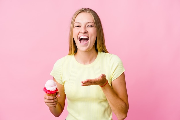 Jeune femme russe mangeant une glace isolée