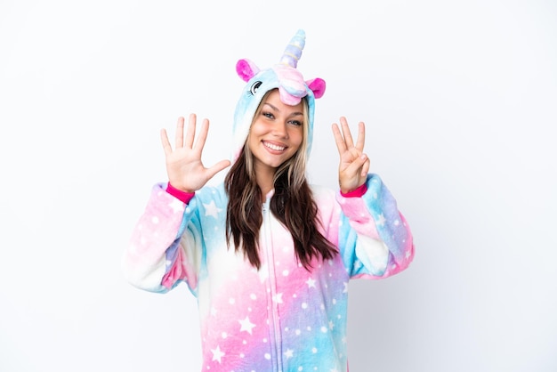 Jeune femme russe portant un pyjama licorne isolé sur fond blanc comptant huit avec les doigts