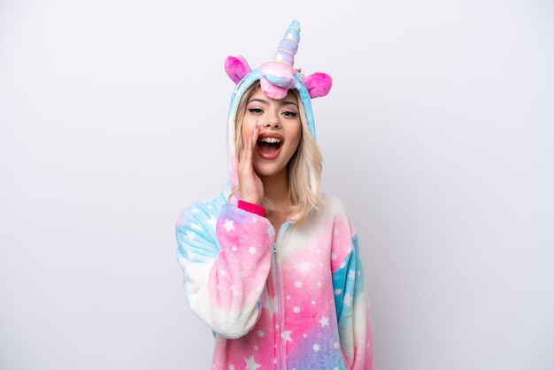 Jeune femme russe avec un pyjama licorne isolé sur fond blanc avec une expression faciale surprise et choquée