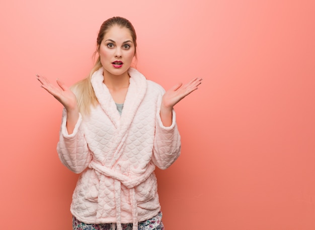 Jeune femme russe en pyjama surprise et choquée