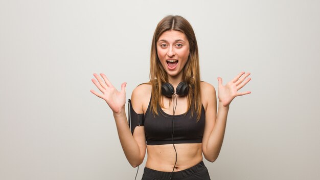 Jeune femme russe de remise en forme célébrant une victoire ou un succès