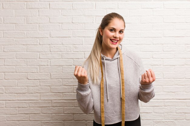 Jeune femme russe de remise en forme tenant un ruban à mesurer