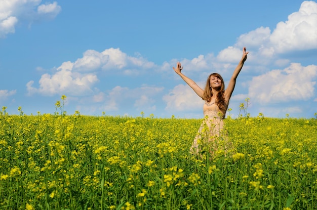 Jeune femme s'amusant au champ de canola