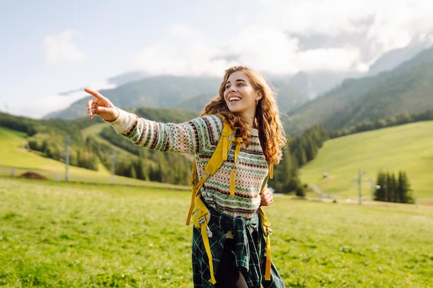 La jeune femme s'amuse à marcher à travers la vallée avec un magnifique panorama naturel concept d'aventure