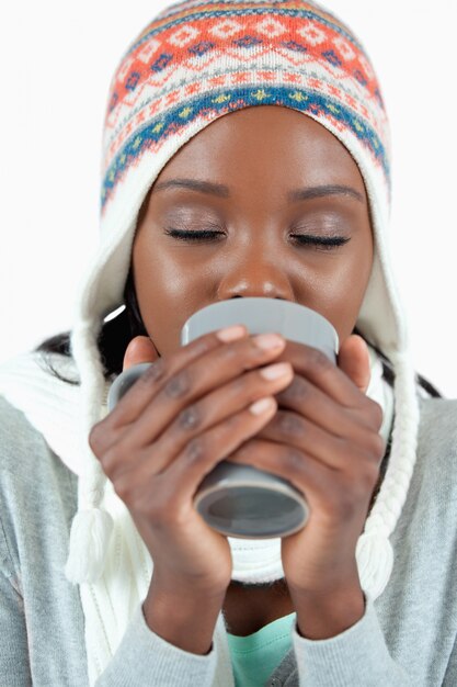 Jeune femme s&#39;échauffant avec une tasse de thé