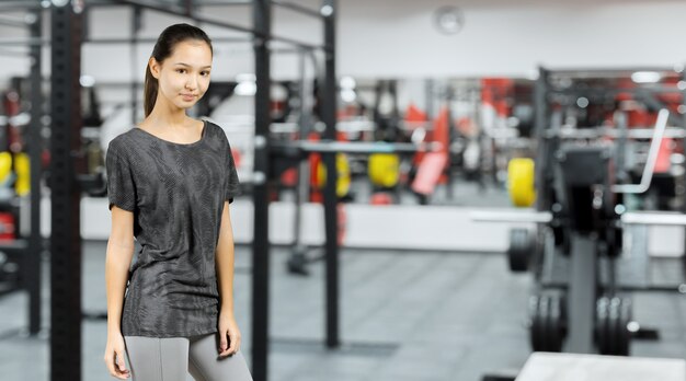 Jeune femme s&#39;entraînant dans un club de fitness