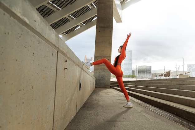 Photo jeune femme s'étirant avant l'entraînement athlète féminine échauffement mode de vie actif espace de copie