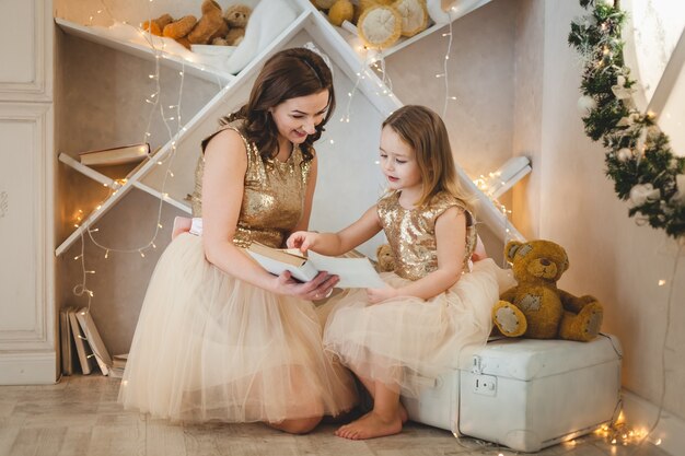 Jeune femme avec sa fille a lu un livre