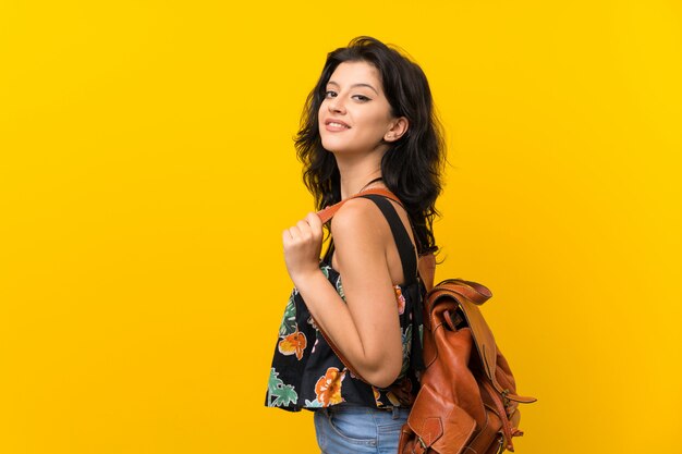 Jeune femme avec sac à dos