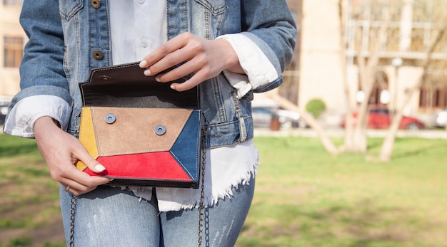 Jeune femme avec sac à main en plein air