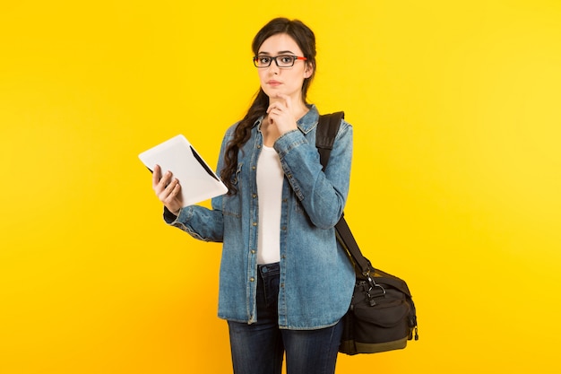 Jeune femme avec sac et pc