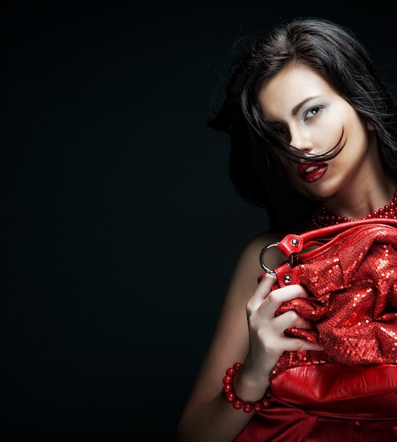 Jeune Femme Avec Sac Rouge