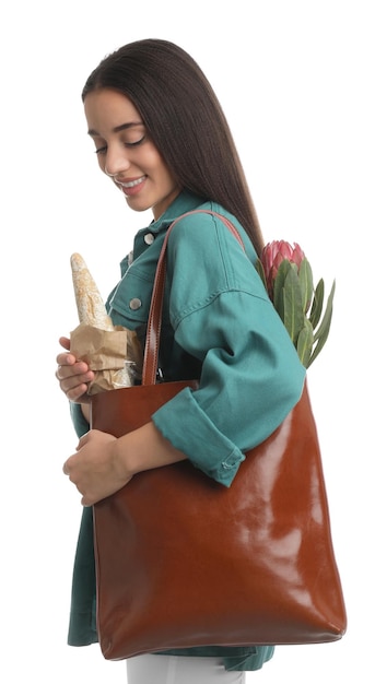 Jeune femme avec sac shopper en cuir sur fond blanc