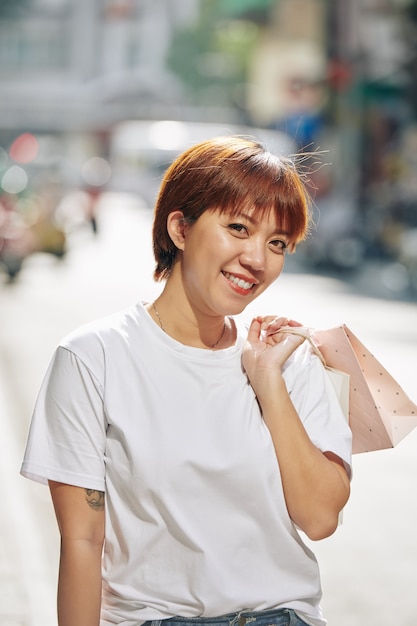 Jeune femme, à, sac shopping