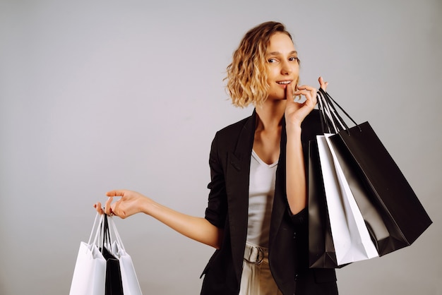 Photo jeune femme, à, sacs provisions