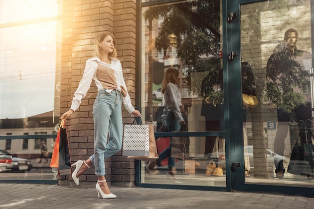 Jeune femme avec des sacs à provisions