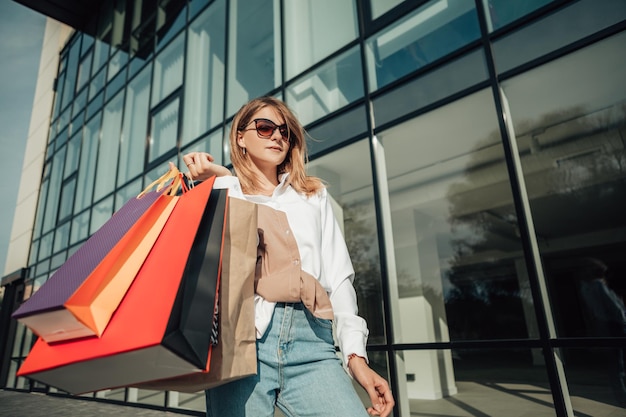 Jeune femme avec des sacs à provisions