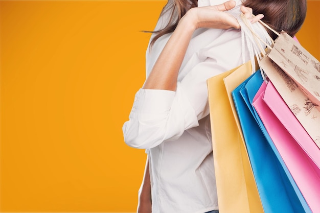 Jeune femme avec des sacs à provisions