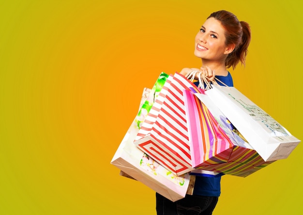 Jeune femme avec des sacs à provisions