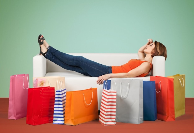 Jeune femme avec des sacs