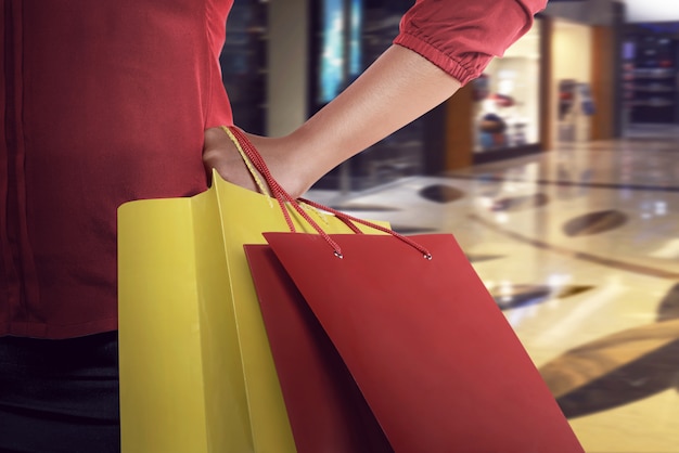 Jeune femme avec des sacs