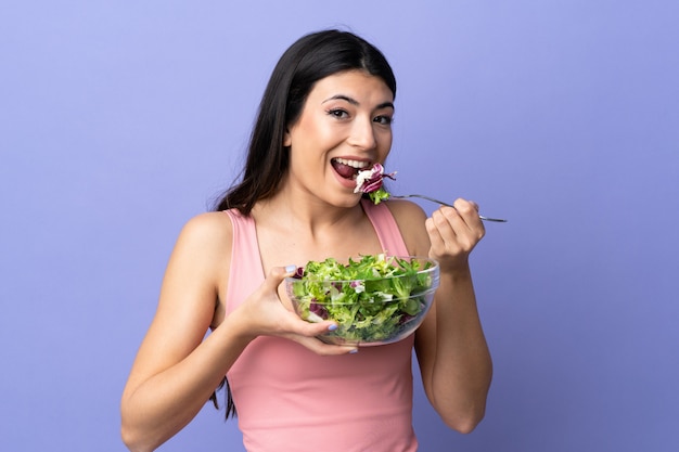 Jeune, femme, salade, isolé, pourpre