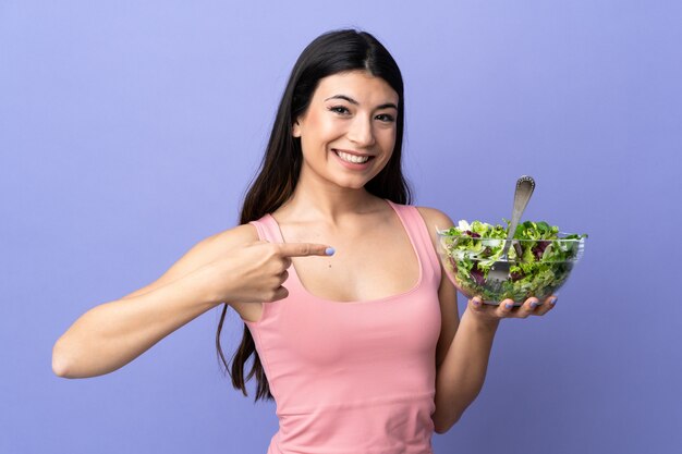 Jeune, femme, salade, pourpre, mur