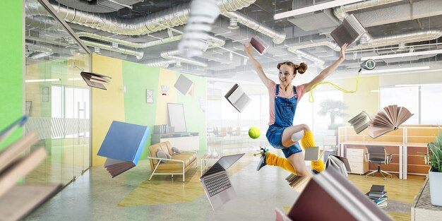 Jeune femme sautant en l'air. Technique mixte