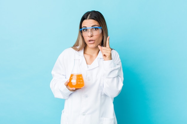 Jeune femme scientifique ayant une idée, un concept d'inspiration.