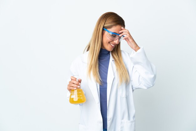 Jeune femme scientifique sur blanc en riant