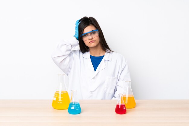 Jeune femme scientifique dans une table avec une expression de frustration et de ne pas comprendre