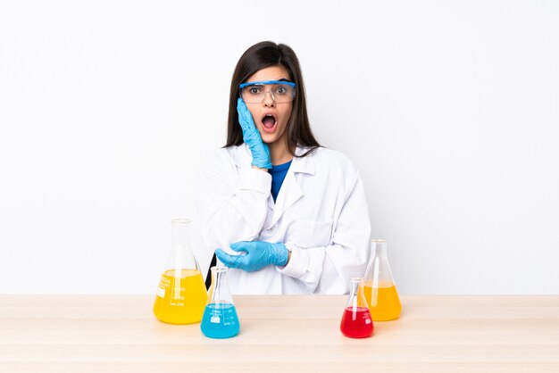 Jeune femme scientifique dans un tableau surpris et choqué tout en regardant à droite