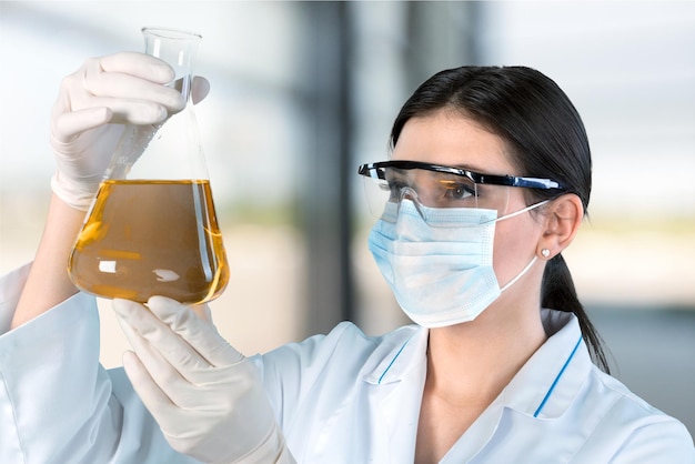 Jeune femme scientifique debout dans son laboratoire.