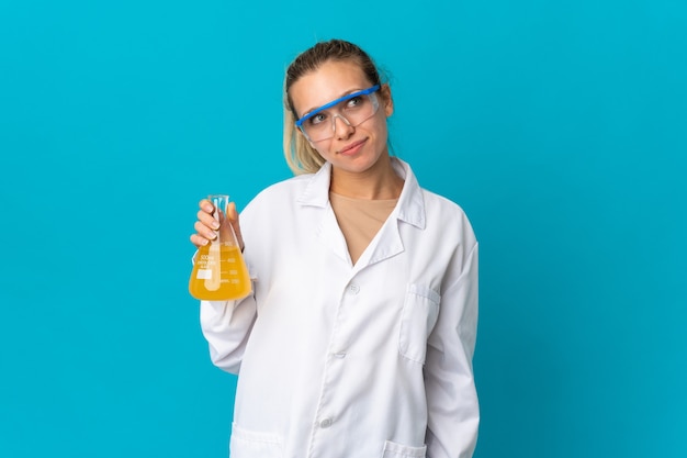 Jeune femme scientifique isolée sur bleu