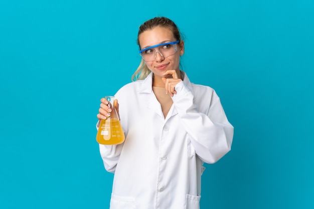 Jeune femme scientifique isolée sur bleu