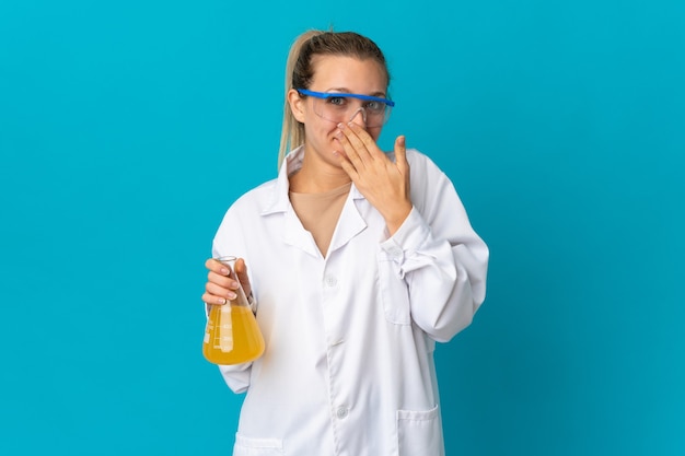 Jeune femme scientifique isolée sur bleu