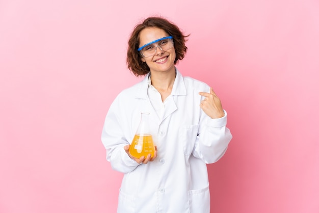 Jeune femme scientifique isolée donnant un geste de pouce en l'air