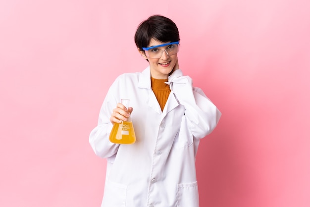 Jeune femme scientifique isolée en riant