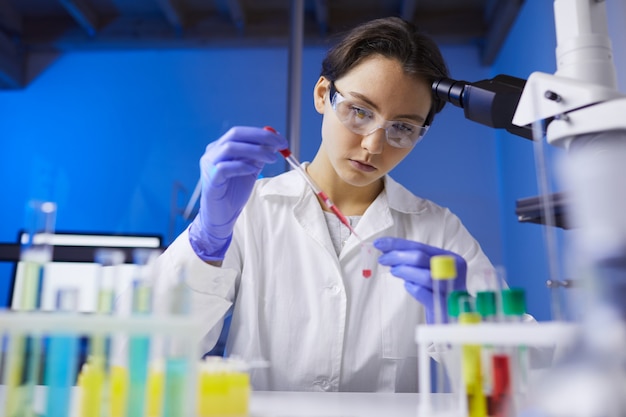 Jeune femme scientifique en laboratoire