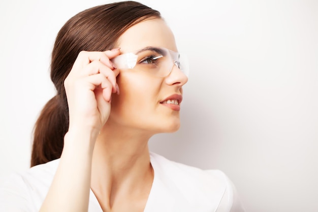 Jeune femme scientifique avec des lunettes de protection laboratoire chimique scientifique.