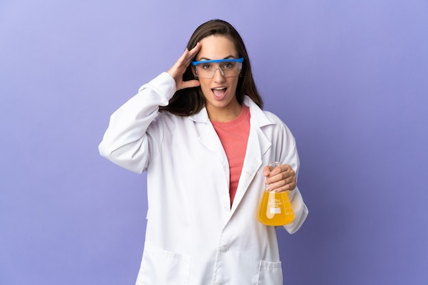 Jeune femme scientifique sur un mur isolé avec une expression de surprise